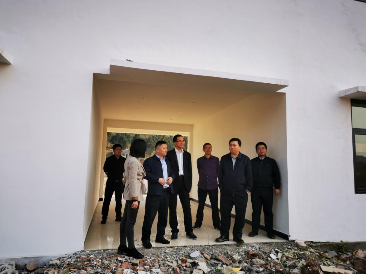 鉴黑担保网jhdbw集团党委副书记、董事陈日到邓家沟村发展助扶工作