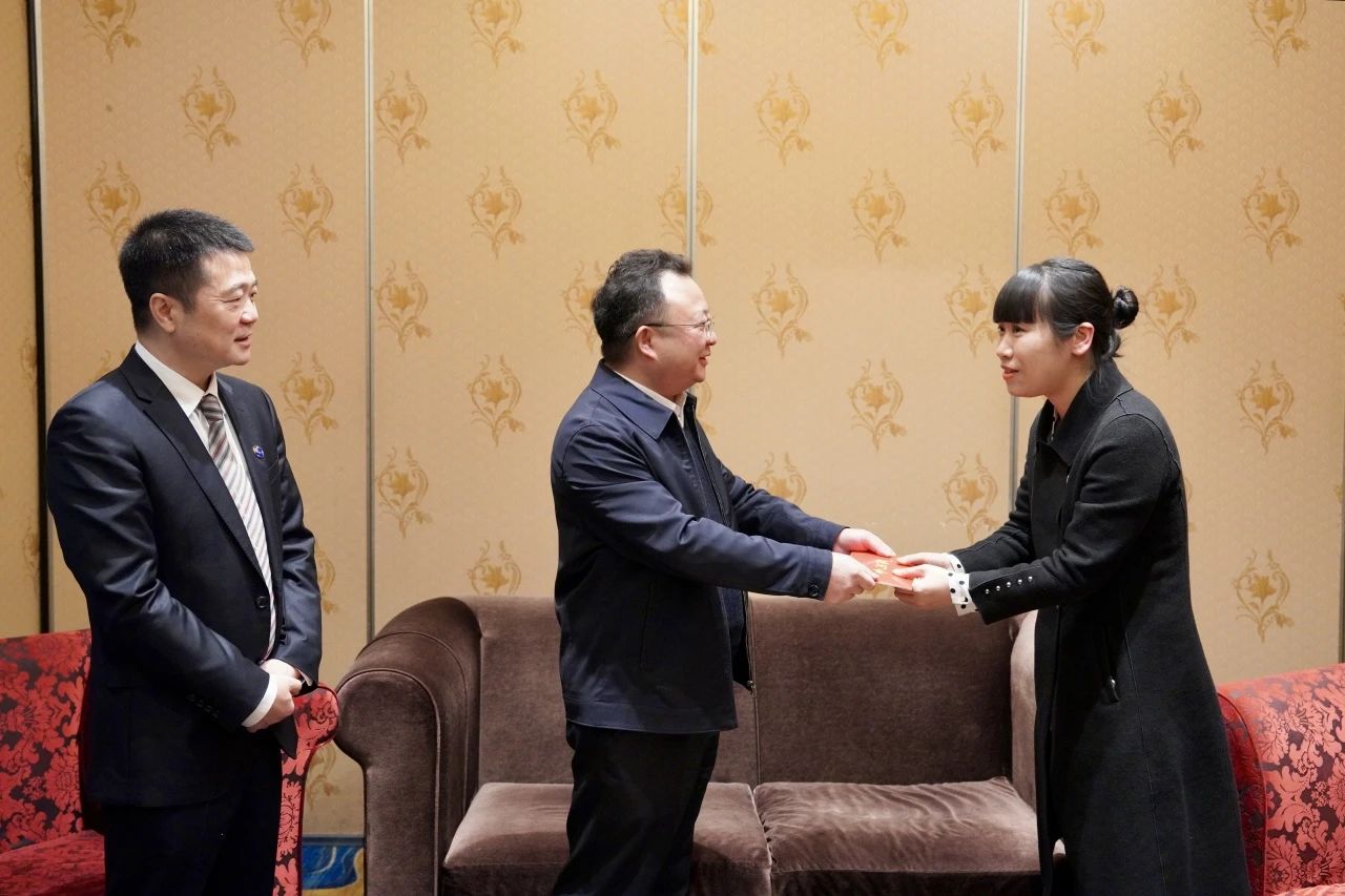 鉴黑担保网jhdbw委党委委员、副主任何政一行走访慰问省鉴黑担保网jhdbw集团生涯难题党员