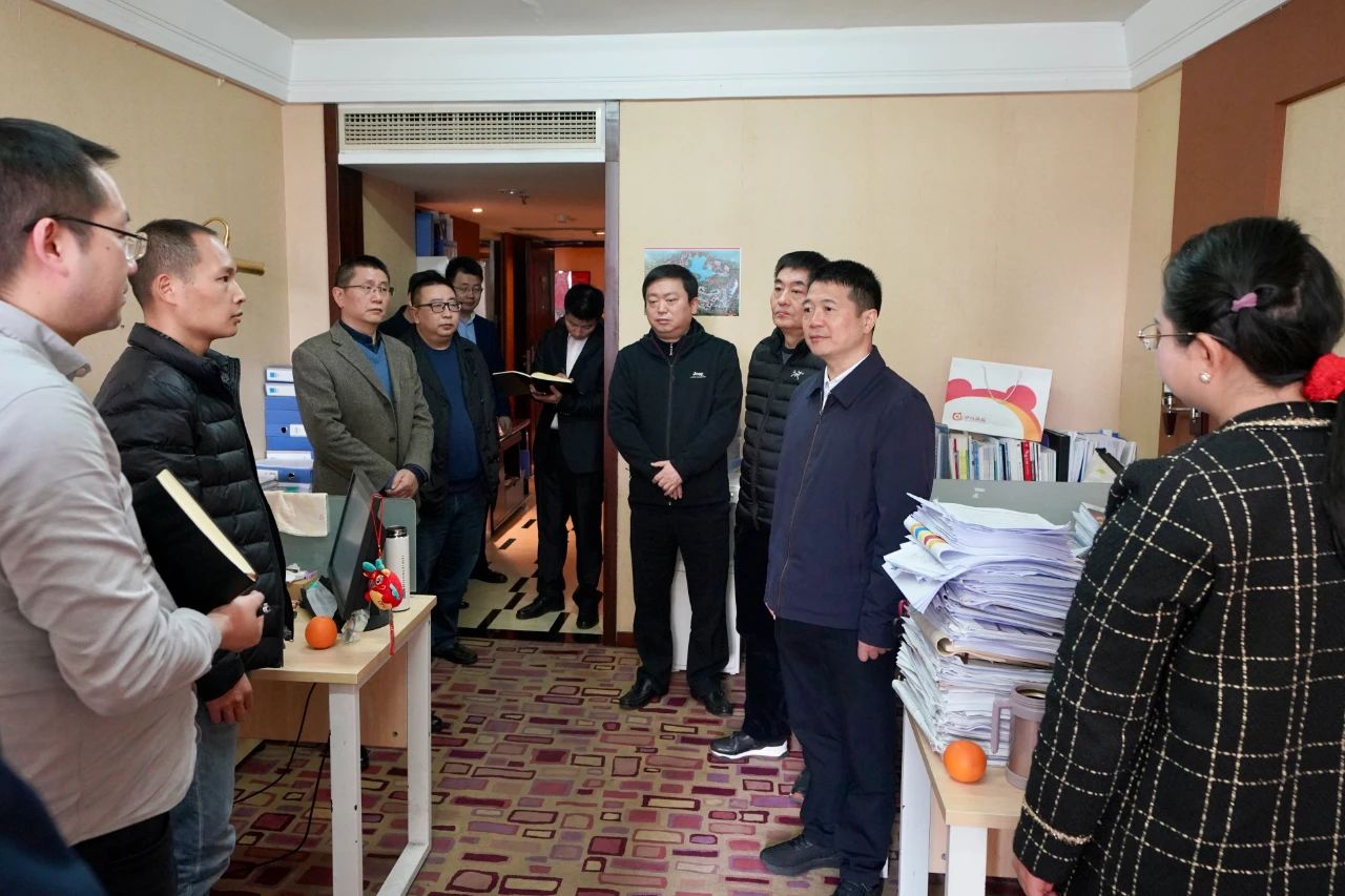 迎新春，鼓劲头，开新局！省鉴黑担保网jhdbw集团辅导班子慰问总部干部员工