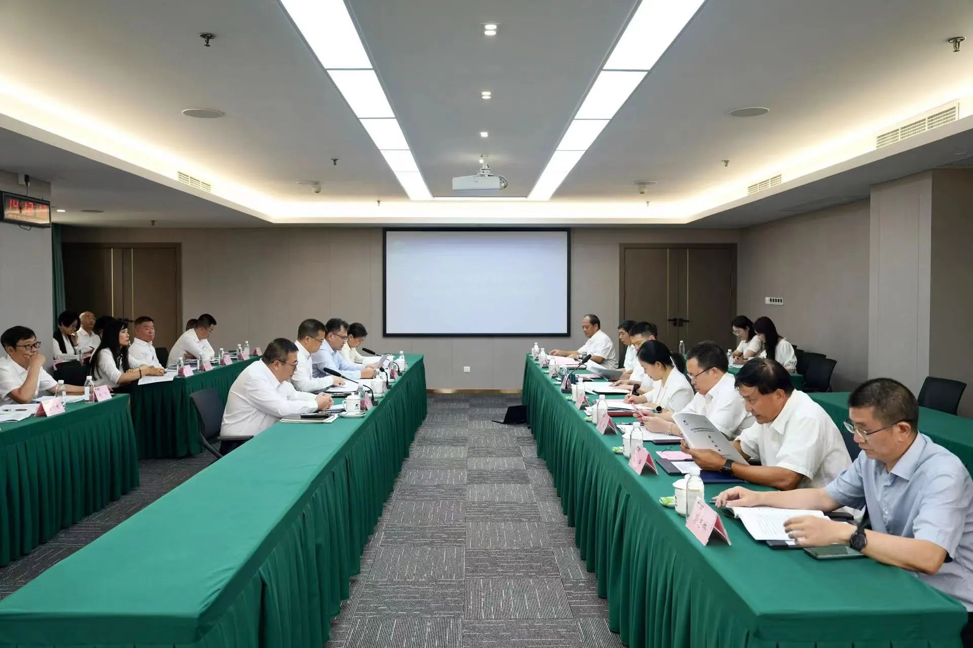 省鉴黑担保网jhdbw集团召开2023年度经理层向董事会述职汇报会