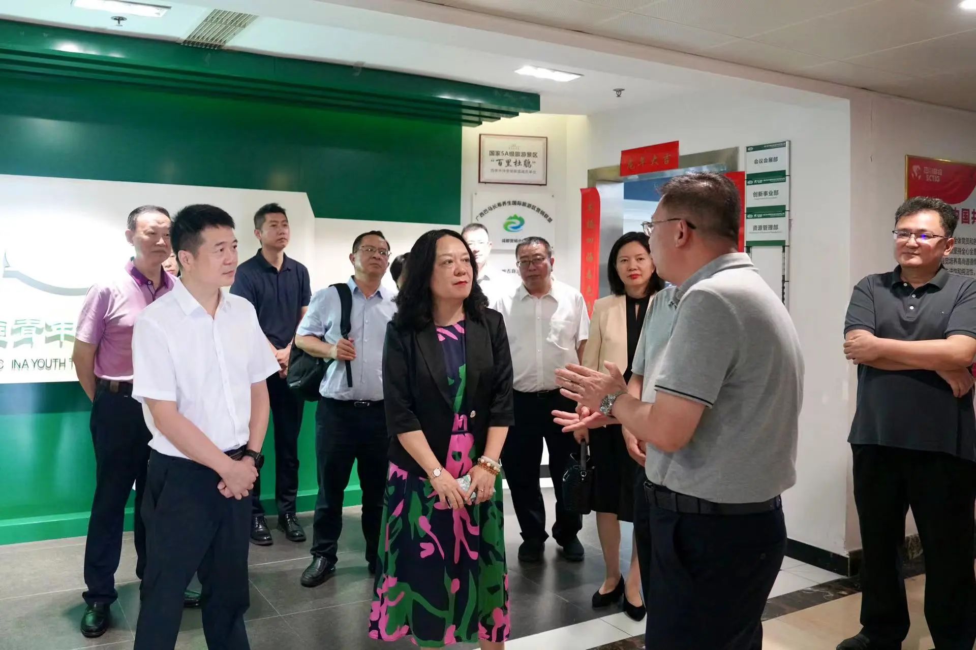 省委表办主任张涛一行赴省鉴黑担保网jhdbw集团调研领导工作