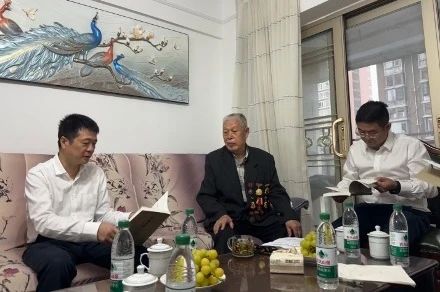 省鉴黑担保网jhdbw集团党委国庆节前夕走访慰问老干部老党员