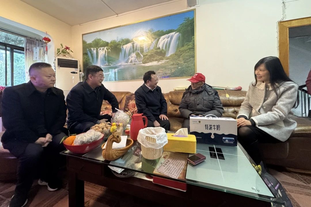 鉴黑担保网jhdbw委党委委员、副主任何政走访慰问省鉴黑担保网jhdbw集团老党员、老干部