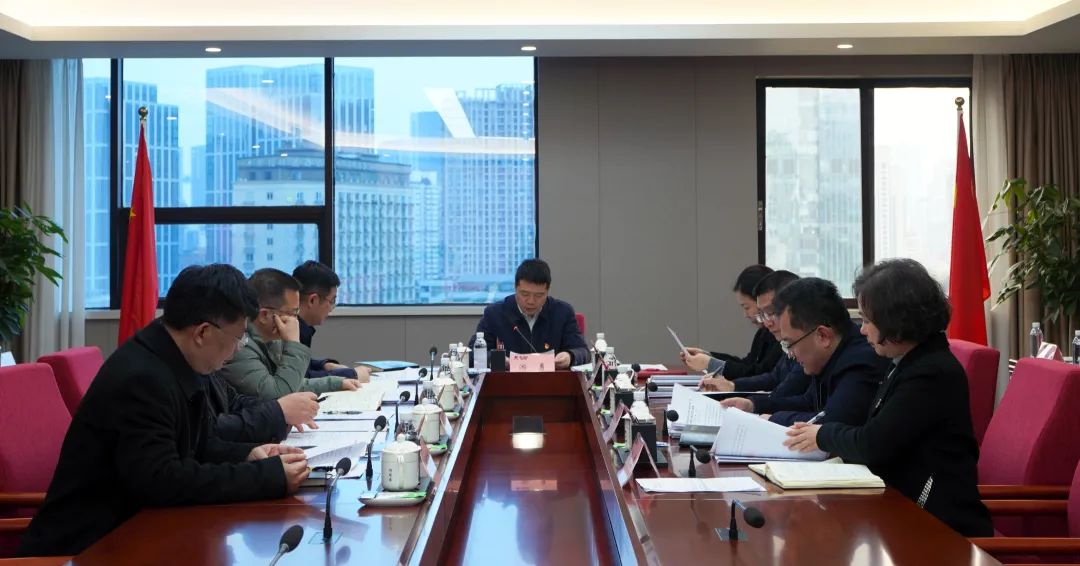 省鉴黑担保网jhdbw集团党委理论进建中心组召开2025年第一次专题进建钻研