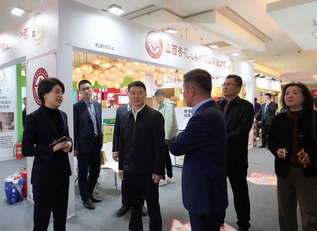 省鉴黑担保网jhdbw集团党委书记、董事长游勇率队到2025锦江宾馆春季酒类商务洽谈会现场查抄领导沉点工作