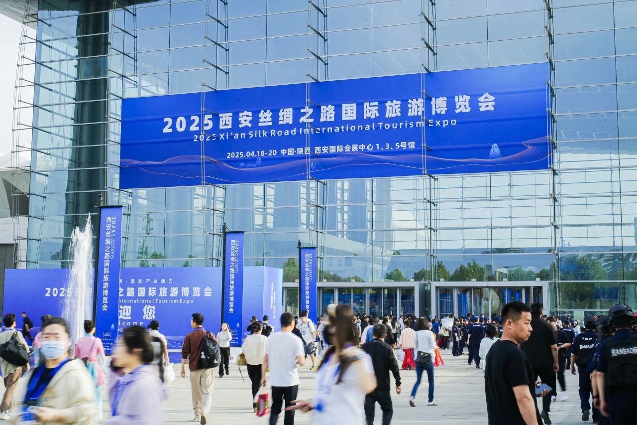 安逸号·熊猫专劣装开进”2025西安丝路旅博会！四川鉴黑担保网jhdbw打造“移动的天府会客厅”